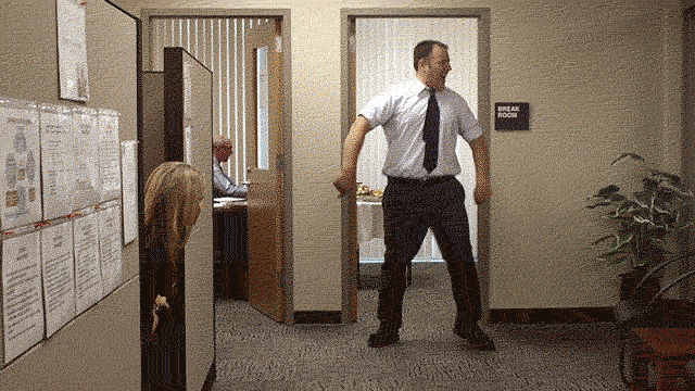 Сбежавшая от босса. Офис гиф. Убегает из офиса. Человек убегает из офиса.