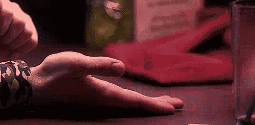 Связанный гиф. Прикосновение анимация. Мужчина вяжет. Связанный мужчина на кровати. Девушка вяжет.