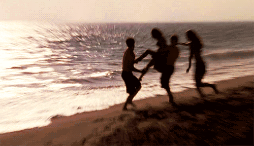 Танцы на берегу песня. Танцы у моря анимация. Танцы на закате у моря. Человек танцует на песке. Девушка с парнем бегут по морю.
