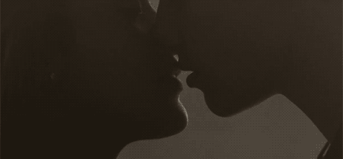 Гиф поцелую с языком. Гифки поцелуй. Гифка страстный поцелуй в губы. Нежный поцелуй в губы gif. Поцелуй с языком.