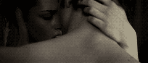 Целую спину мужчине. Страстный поцелуй. Гифы страсть. Нежные ласки. Нежные поцелуи по телу.