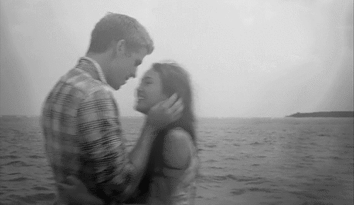 Поцелуй кружится голова. Парень обнимает и кружит девушку. Поцелуй на море. Влюбленные гиф. Парочка гиф.
