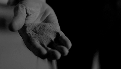 Пепел стучит. Песок гиф. Песок сквозь пальцы. Гиф песок сквозь пальцы. Анимированная рука.