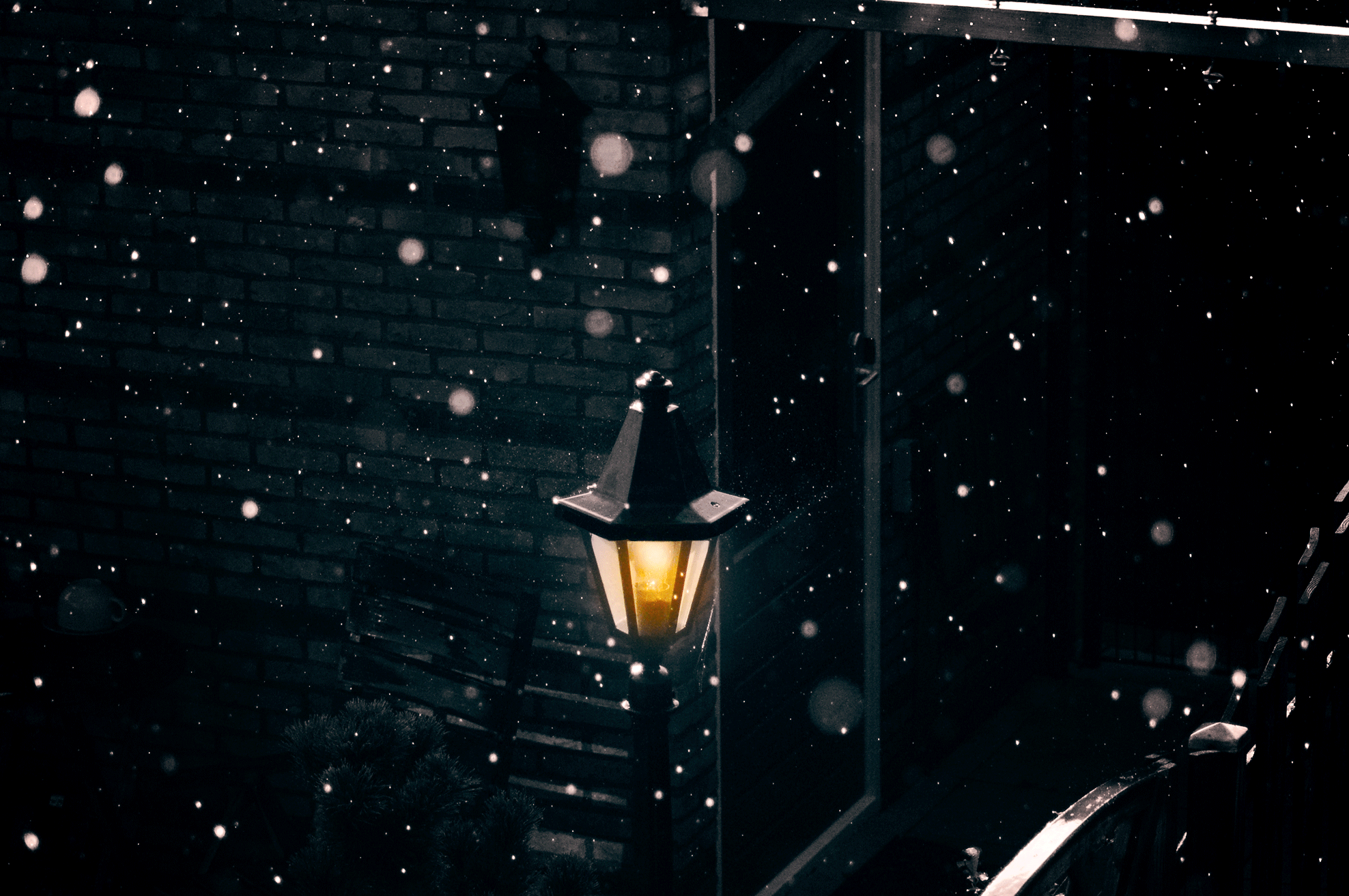 Падающий снег. Падающий свет. Уличный фонарь ночью. Окно ночью. Света падал снег