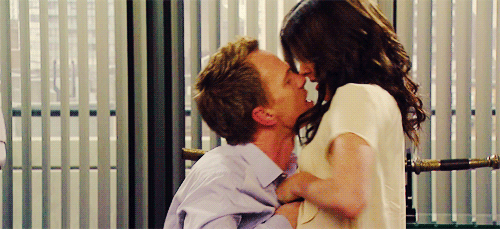 Поцеловал работа. Отношения gif. Жестокий поцелуй. Страстные поцелуи в лифте. Поцелуй gif.