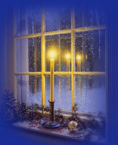 Свеча на окне в Рождество. Свет в окне. Вечер за окном. Зимнее окно.