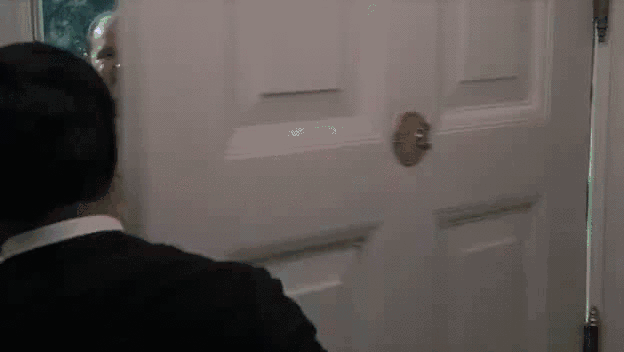 Не закрыла дверь в ванную