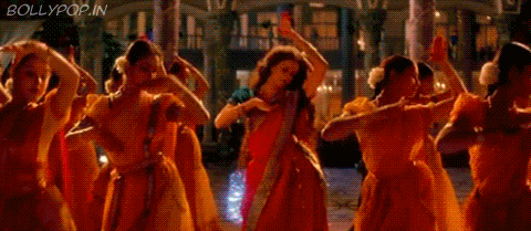 Где находится танцующий. Индийские танцы из фильмов. Индийский танец гифка. Индия танец гифка. Болливуд танцы.