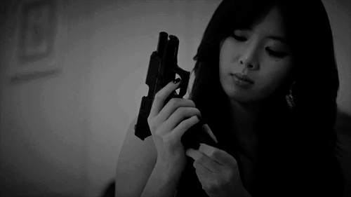 Песня стреляющую глаза. Кореянка с пистолетом. Корейская девочка с пистолетом. Красивые кореянки с пистолетом. Азиатка с пистолетом.