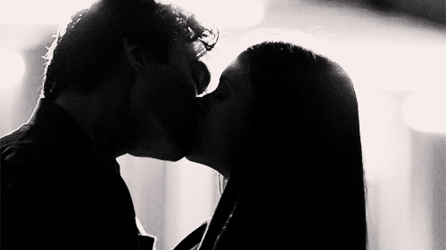 Парень целует девушку гифка. Страстный поцелуй. Поцелуй страсть. Долгий страстный поцелуй. Гифки поцелуй.