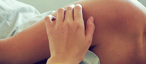 Сексуальная красотка ублажает киску нежными пальчиками