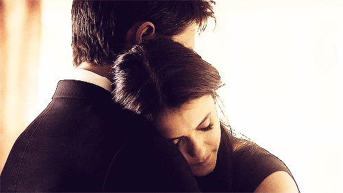 подруги обнимаются. гиф братишка и сестричка. подруги обнимаются гиф. парень обнимает девушку анимация. гиф сестрой.