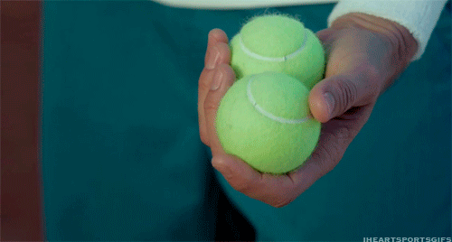 Кинуть шарик. Теннисный мяч. Теннисный мяч в руке. Шары катать в руке. Шарики крутить в руках.