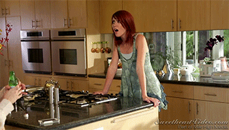 Попросил мачеху видео. Джоди Уэст на кухне. Мачеха кухня. Сестру на кухне. Взрослые женщины на кухне.