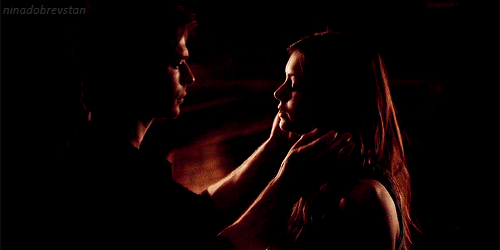 GIF elena gilbert katherine pierce madonna - GIF animado en GIFER