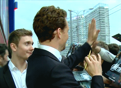 tom hiddleston,high five,hiddles