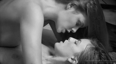 Лгбт lesbians kissing лесбиянка гифка.