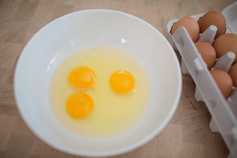 Разбитые яйца 2. Завтрак с яйцом. Вареные яйца. Разбить яйцо. Доброе утро яйца.