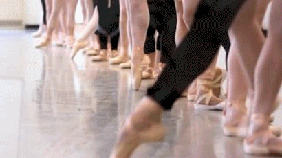 Танец где танцуют ногами. Урок танца ногами. Танец ног гиф. Ритмичные танцы ногами. Танцы ног гифка.