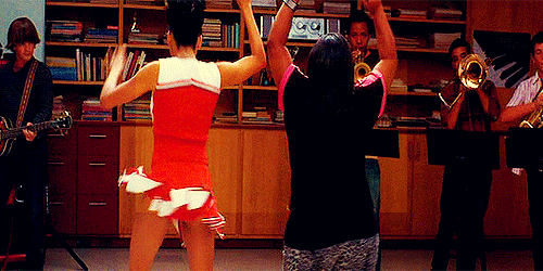 Танцуют девчонки а парни пусть постоят. Деми Ловато танцует. Gif танцует в сторонке. Demi Lovato Glee.
