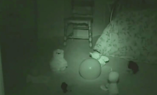 Страшные призраки в комнате.