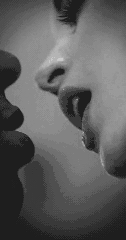 Гиф поцелуй женщины. Гифки поцелуй. Страстный поцелуй с языком. Поцелуй с языком gif. Поцелуй с языком анимация.