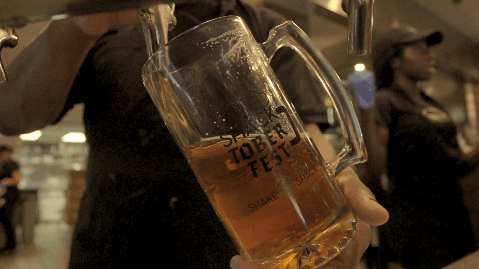 Пей пиво холодное. Разливное пиво гифка. Пиво gif. Холодное пиво гиф. Анимированное пиво.