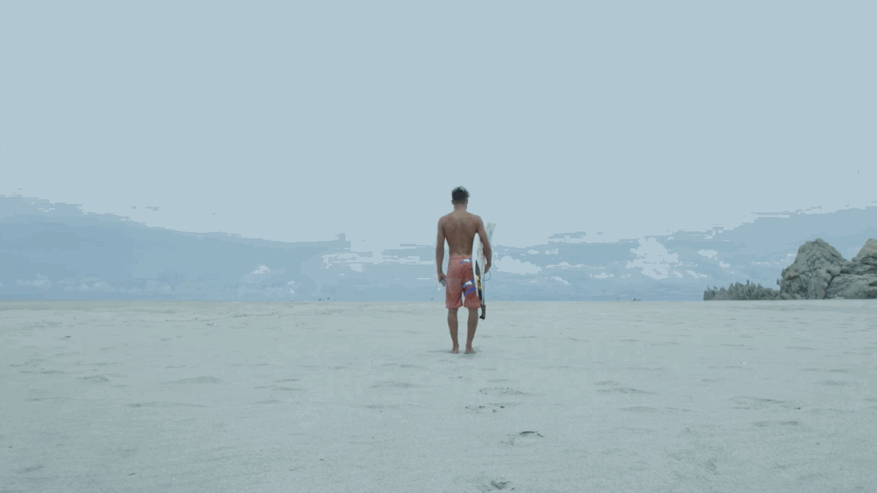 У мужика стояк на пляже