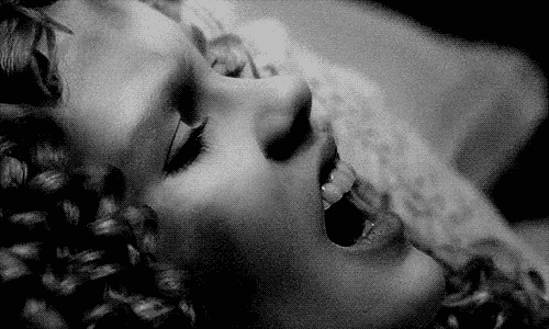Гифки оральное. Кирстен Данст интервью с вампиром поцелуй. Интервью с вампиром голая. Поцелуй Кирстен Данст и Брэд Питт в фильме интервью с вампиром. Кирстен Данст интервью с вампиром пьет у служанки кровь.