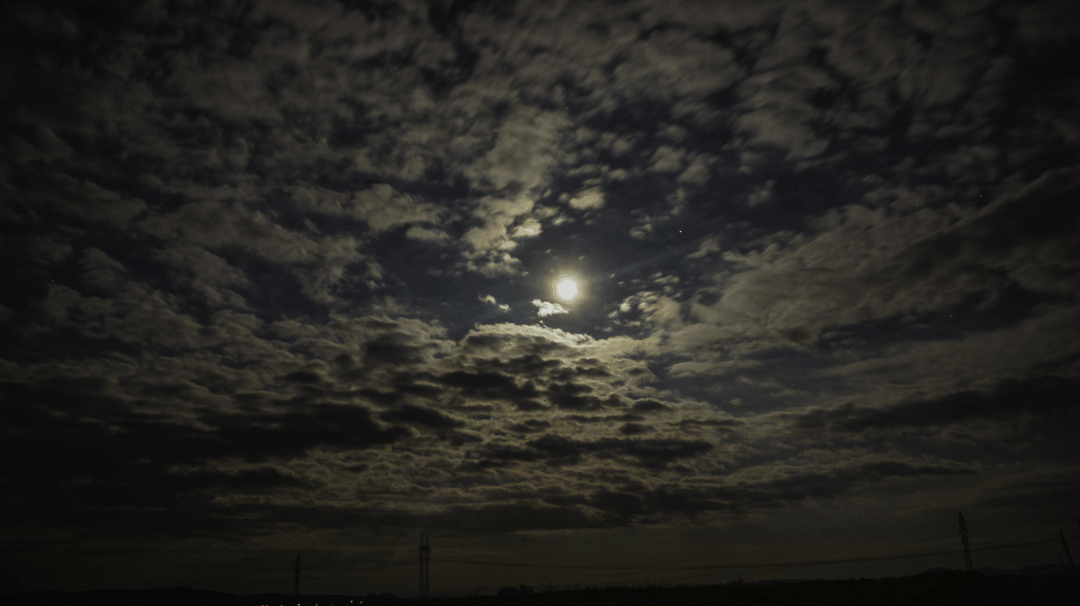 Плывет в облаках луна. Облака ночью. Пасмурное ночное небо. Gif темное небо. Темное небо без Луны.