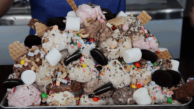 Ммм мороженое. Очень много мороженого. Мороженое с кучей сладостей. Очень очень очень много мороженого. Огромная куча мороженного.