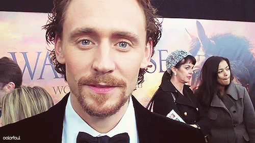 staring,tom hiddleston,serious