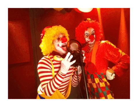 Клоун развлекающий в паузах между номерами цирка. Два клоуна. Клоуны дерутся. Драка клоунов.