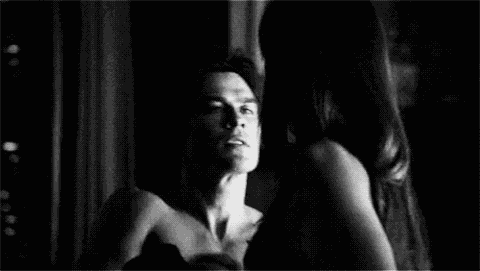Гифки пошло. Damon & Elena 8. Damon & Elena 2х18. Гифы страсть. Страсть между женщиной и мужчиной гифки.