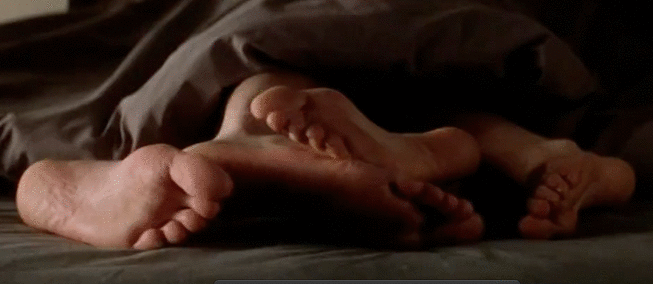Муж целует ноги жене. Целует ступни. Поцелуи ступней. Целую ноги. Ноги из под одеяла.