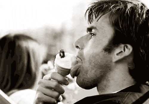 Мужчина лижет языком. Парень облизывается. Облизывает мороженое. Мужчина облизывает. Лижет мороженое.