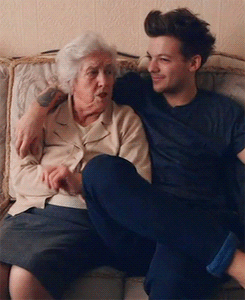 Бабушка и молодой парень. Старая женщина. Старая с молодым человеком.