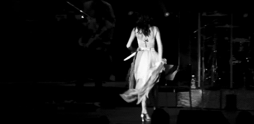 Песня хочешь двигаться. Девушка в белом платье танцует. Девушка в белом платье танец. Девочка танцует. Танцующая девушка гиф.