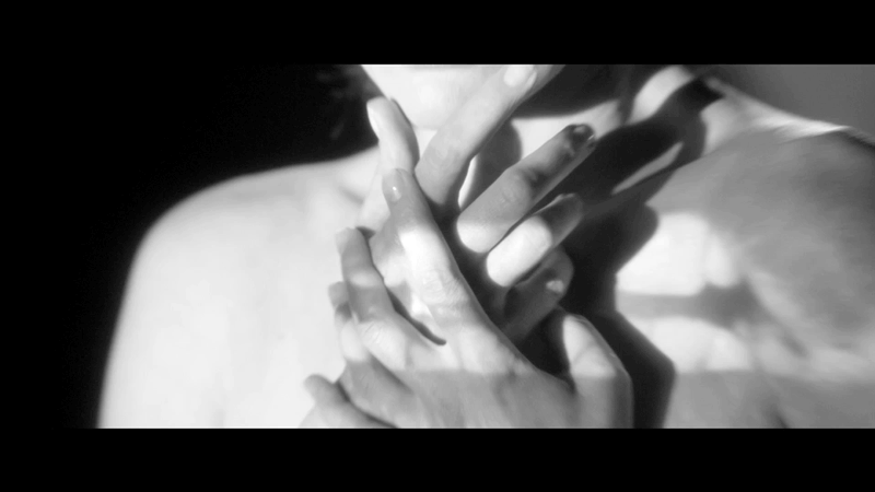 milla jovovich,music,black and white,hand,signal,sohn,millajovovich