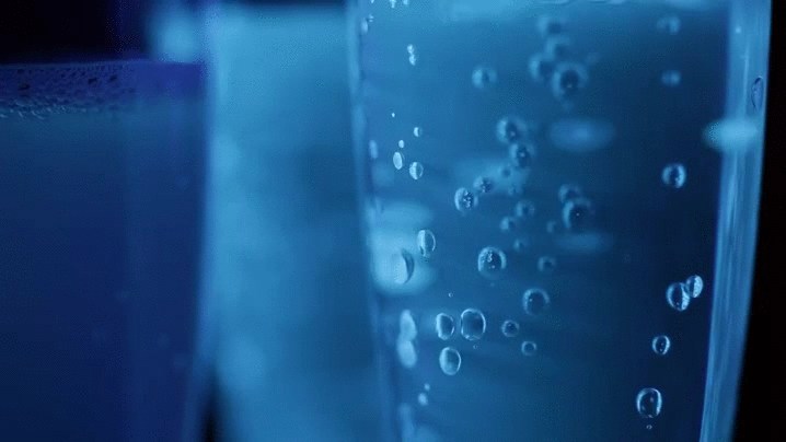 Оттуда в пляшущем свете факела поднимались пузырьки. Пузыри воздуха. Пузыри в воде. Пузыри gif. Кипящая вода.