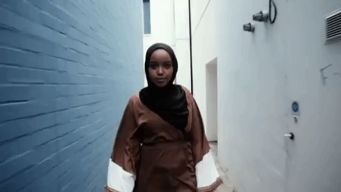 Мусульманский тик ток. Девушка в хиджабе гифки. Gif девушка в хиджабе. Хиджаб мусульманка гиф.