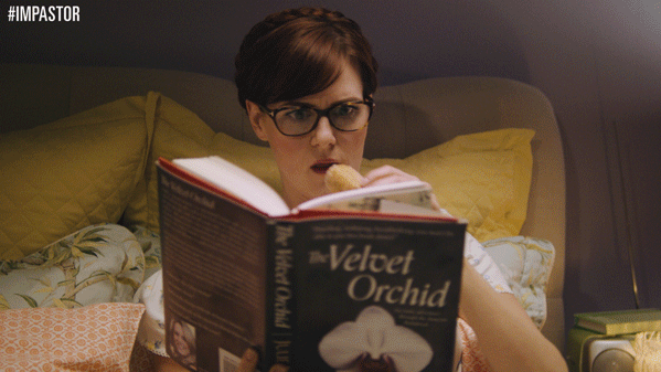 Гиф чтение книги. Читают книги смешные gif. Девушка с книгой гиф. Читайте книги гиф.