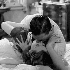 Гифки страстные мужчине. Утренний поцелуй. Поцелуи в кровати. Страстные поцелуи в кровати. В нежных объятьях.