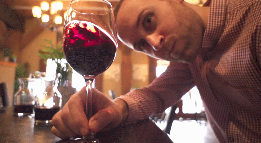 Вечеринка с вином. Вино гиф. Гифка наливает вино. Мужчина с бокалом. Бармен бокал вина