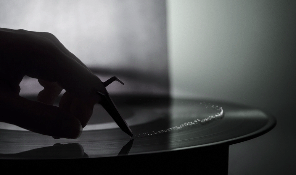 vynil,particle,music,black and white,loop,cinemagraph,hand,perfect loop,circle,trapcode,alcrego,needle,eternal loop,particular,artist,art,a l crego