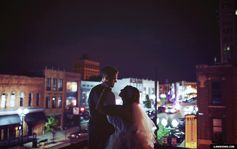 Муж будет жену ночью. Пара на крыше. Вечер вдвоем. Романтический вечер на крыше. Свадьба в ночном городе.