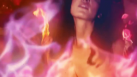 Останься пламенем в глазах песня. Женщина горит. Пламя гиф. Огненная девушка гиф. Девушка танцует в огне.