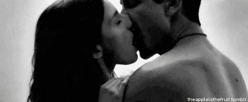 Гифки ласкающие мужчин. Страстный поцелуй. Гифы страсть. Страстный поцелуй gif. Страстный поцелуй с языком.