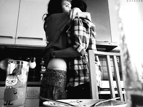 Парень обнимает девушку. Поцелуй на кухонном столе. Обнимашки парень с девушкой. Обнять девушку гиф