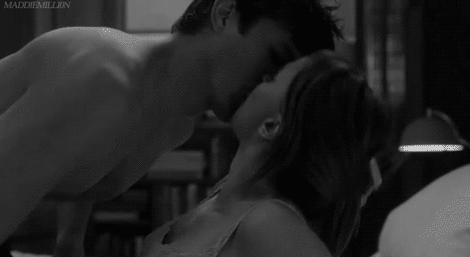 Целуются neck kisses beijando гифка.